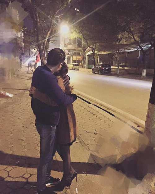 Khắc Việt đến nhà bạn gái từ sáng sớm và ôm cô thật chặt trong lòng. 5h30 sáng mùng 1. Hôm nay hát xong ở Nhà Hát Lớn, đưa bố mẹ đi chùa xong, chạy thật nhanh đến gặp bạn ý. Năm đầu tiên làm chuyện này, cảm ơn em vì đã bên anh có lẽ bao điều muốn nói anh và em đã nói hết rồi, đường phía trước dài lắm ... nhưng anh trân trọng từng giây phút trôi qua lúc này, chúc em - tình yêu của anh, người bạn thân của anh - những điều tốt đep nhất bình yên nhất sẽ đên với em, và chắc chắn anh sẽ làm thật nhiều những điều hơn nữa cho em. Anh yêu em, anh viết. Khắc Việt đến nhà bạn gái từ sáng sớm và ôm cô thật chặt trong lòng. 5h30 sáng mùng 1. Hôm nay hát xong ở Nhà Hát Lớn, đưa bố mẹ đi chùa xong, chạy thật nhanh đến gặp bạn ý. Năm đầu tiên làm chuyện này, cảm ơn em vì đã bên anh có lẽ bao điều muốn nói anh và em đã nói hết rồi, đường phía trước dài lắm ... nhưng anh trân trọng từng giây phút trôi qua lúc này, chúc em - tình yêu của anh, người bạn thân của anh - những điều tốt đep nhất bình yên nhất sẽ đên với em, và chắc chắn anh sẽ làm thật nhiều những điều hơn nữa cho em. Anh yêu em, anh viết.