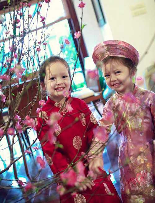 Tôm Tép nhà Hồng Nhung mặc áo dài đỏ và hồng tạo dáng bên cành đào ngày đầu xuân. Tôm Tép nhà Hồng Nhung mặc áo dài đỏ và hồng tạo dáng bên cành đào ngày đầu xuân.