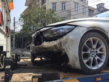 Chiếc BMW màu trắng sang trọng bốc cháy trong ngày đầu năm mới Bình Thân.
