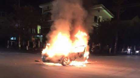 Chiếc xe Ford bị thiêu đến trơ khung.