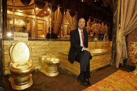 6. Phòng tắm dát vàng Thợ kim hoàn Lam Sai-Wing tại Hong Kong (Trung Quốc) đã xây một phòng tắm xa xỉ nhất thế giới với chi phí lên tới 3,5 triệu USD. Nhà tắm này được làm từ 6.000 viên đá quý, từ hồng ngọc, ngọc bích đến hổ phách. Mọi chi tiết từ bồn tắm tới bồn cầu cũng toàn bằng vàng, tổng cộng tốn khoảng 380 kg vàng nguyên chất. 6. Phòng tắm dát vàng Thợ kim hoàn Lam Sai-Wing tại Hong Kong (Trung Quốc) đã xây một phòng tắm xa xỉ nhất thế giới với chi phí lên tới 3,5 triệu USD. Nhà tắm này được làm từ 6.000 viên đá quý, từ hồng ngọc, ngọc bích đến hổ phách. Mọi chi tiết từ bồn tắm tới bồn cầu cũng toàn bằng vàng, tổng cộng tốn khoảng 380 kg vàng nguyên chất.