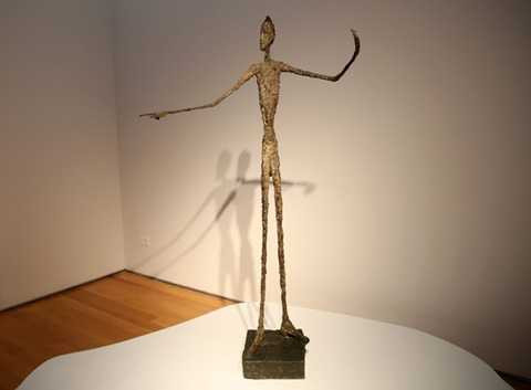 9. Tác phẩm điêu khắc Gần đây, bức tượng Pointing Man của nhà điêu khắc Alberto Giacometti đã được bán đấu giá với 141 triệu USD. Điều khiến cho tác phẩm này trở nên đắt giá như vậy là nó được hoàn thành năm 1947, trong vỏn vẹn 9 tiếng đồng hồ. Ngoài “Pointing Man”, một bức tượng khác của Giacometti có tên The Walking Man cũng có giá lên tới 102 triệu USD. 9. Tác phẩm điêu khắc Gần đây, bức tượng Pointing Man của nhà điêu khắc Alberto Giacometti đã được bán đấu giá với 141 triệu USD. Điều khiến cho tác phẩm này trở nên đắt giá như vậy là nó được hoàn thành năm 1947, trong vỏn vẹn 9 tiếng đồng hồ. Ngoài “Pointing Man”, một bức tượng khác của Giacometti có tên The Walking Man cũng có giá lên tới 102 triệu USD.