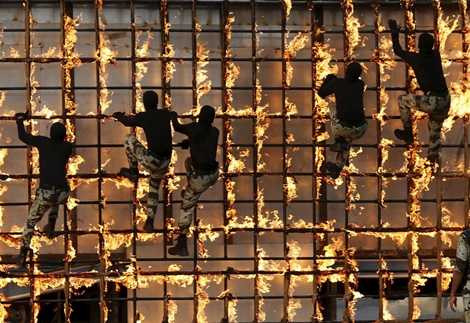 Quân nhân Saudi Arabia tập vượt tường lửa