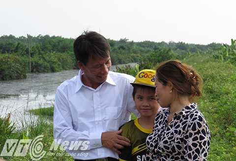 Phía sau niềm vui mừng ngày đoàn tụ của gia đình ông Đoàn Văn Vươn là khu đầm rộng hàng chục héc ta lau sậy, cỏ dại mọc ngập đầu người đang chờ anh em ông về cải tạo - Ảnh MK