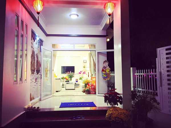 Trong dịp về ăn Tết truyền thống ở quê hương Thuỷ Nguyên, Hải Phòng, Phạm Hương đã chụp một số tấm ảnh về căn nhà và khoe trên trang cá nhân. Ngôi nhà của người đẹp được cho là khang trang nhất ở xóm nghèo xã Thuỷ Triều.