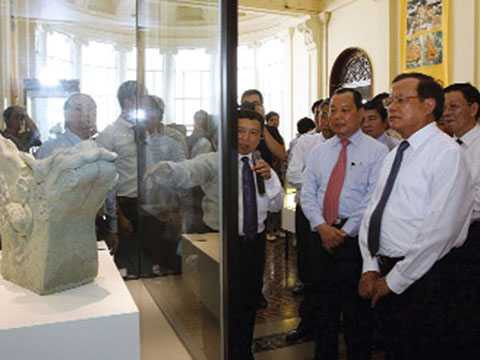 Lãnh đạo TP.HCM và Hà Nội tham quan khu trưng bày “Hiện vật Hoàng thành Thăng Long” tại Bảo tàng TP.HCM