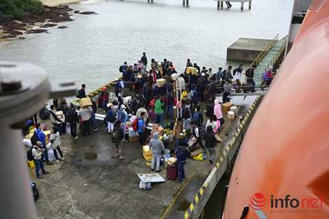 596 người dân Lý Sơn vui mừng vì kịp đoàn tụ cùng gia đình. 596 người dân Lý Sơn vui mừng vì kịp đoàn tụ cùng gia đình.