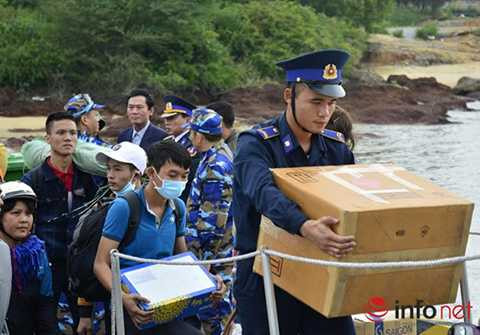 Chiến sĩ Bộ Tư lệnh Vùng Cảnh sát biển 2 giúp người dân mang đồ đạc lên tàu 8002. Chiến sĩ Bộ Tư lệnh Vùng Cảnh sát biển 2 giúp người dân mang đồ đạc lên tàu 8002.