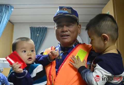 Đại tá Võ Văn Kính - Phó Chính uỷ Bộ Tư lệnh Vùng Cảnh sát biển 2 đến từng buồng thăm hỏi, lì xì tết cho các em nhỏ. Đại tá Võ Văn Kính - Phó Chính uỷ Bộ Tư lệnh Vùng Cảnh sát biển 2 đến từng buồng thăm hỏi, lì xì tết cho các em nhỏ.