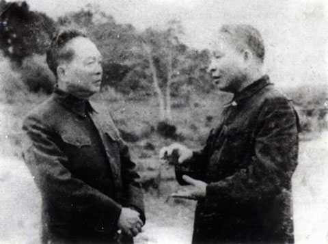 Bộ trưởng Quốc phòng Võ Nguyên Giáp trao đổi với Bộ trưởng Công an Trần Quốc Hoàn trước khi về tiếp quản Thủ đô năm 1954