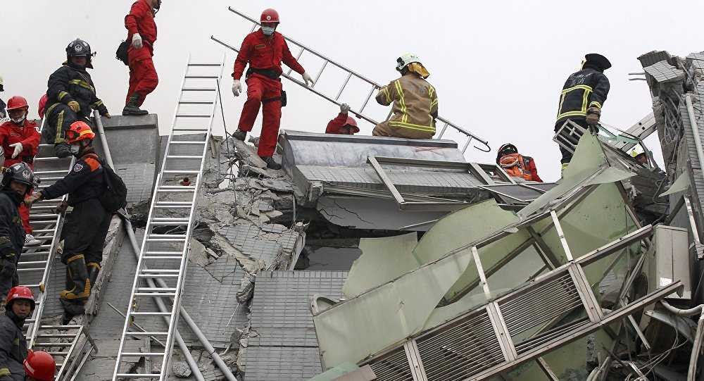 Lực lượng cứu hộ làm nhiệm vụ ở hiện trường vụ sập nhà