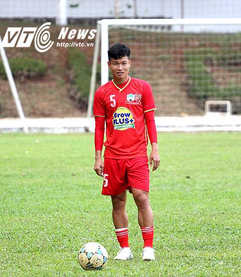 Đông Triều đùa vui, 'tuy mình không cao nhưng ai cũng phải khiếp nể' (ảnh: Hoàng Tùng)