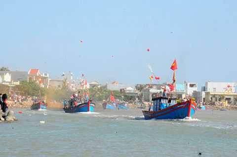 Đoàn tàu nối đuôi nhau tiến ra biển Đông - Ảnh: Trần Mai Đoàn tàu nối đuôi nhau tiến ra biển Đông - Ảnh: Trần Mai