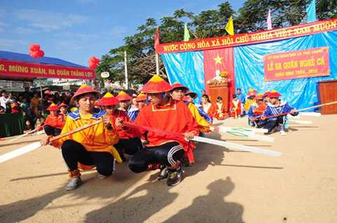 Những chàng trai, cô gái làng chài trong trang phục sặc sỡ sắc màu hát hò bả trạo nhảy múa, chèo thuyền trong lễ hội cầu ngư - Ảnh Trần Mai Những chàng trai, cô gái làng chài trong trang phục sặc sỡ sắc màu hát hò bả trạo nhảy múa, chèo thuyền trong lễ hội cầu ngư - Ảnh Trần Mai
