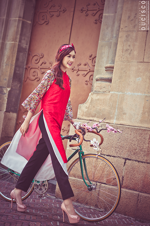 Hoa khôi trang sức xinh đẹp khoe dáng yêu kiều ngày đầu xuân