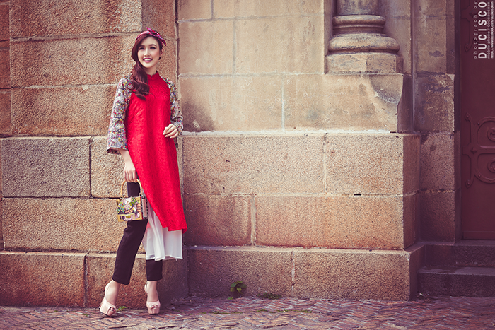 Hoa khôi trang sức xinh đẹp khoe dáng yêu kiều ngày đầu xuân