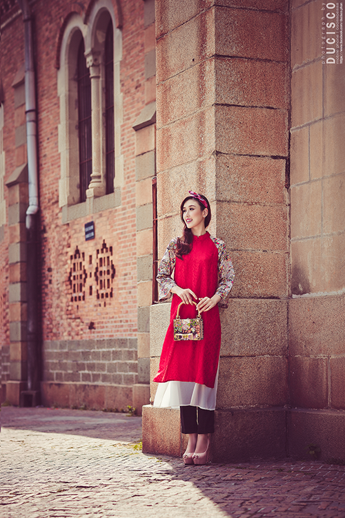 Hoa khôi trang sức xinh đẹp khoe dáng yêu kiều ngày đầu xuân