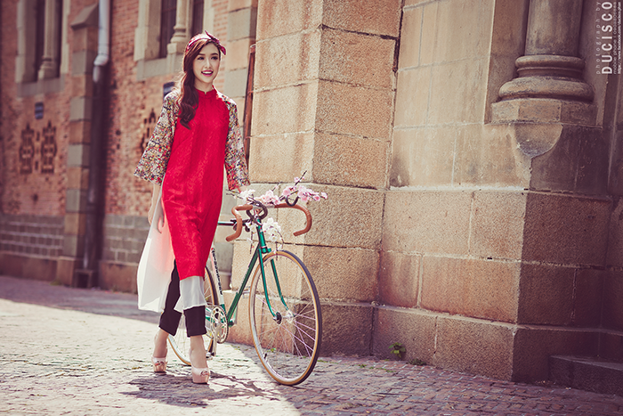 Hoa khôi trang sức xinh đẹp khoe dáng yêu kiều ngày đầu xuân