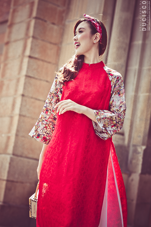 Hoa khôi trang sức xinh đẹp khoe dáng yêu kiều ngày đầu xuân