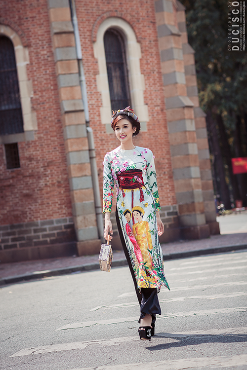 Hoa khôi trang sức xinh đẹp khoe dáng yêu kiều ngày đầu xuân