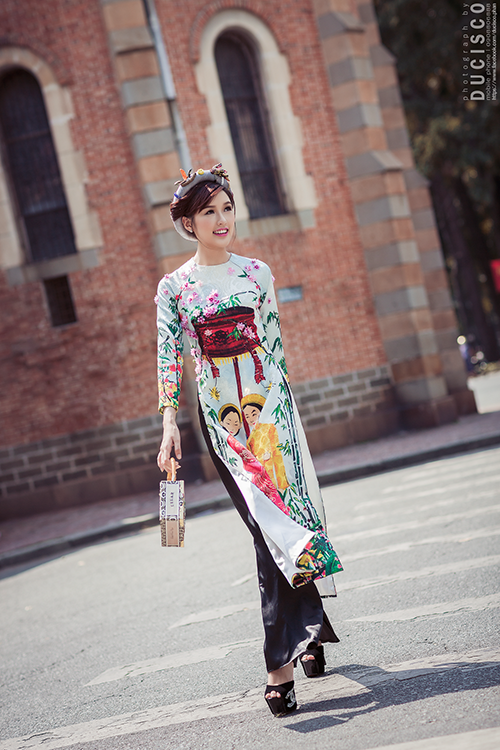 Hoa khôi trang sức xinh đẹp khoe dáng yêu kiều ngày đầu xuân