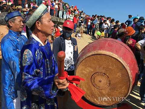 Gióng trống khai lễ.