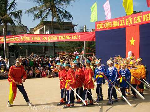 Hát sắc bùa, một hoạt động văn hóa truyền thống của ngư dân tại buổi lễ.
