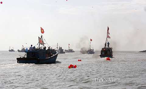 Cùng với tàu thuyền lớn.