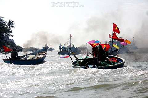 Ghe, thuyền máy nhỏ cũng tham gia lễ hội ra quân đầu năm mới.