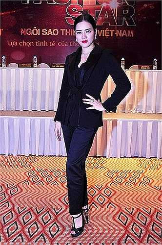 Áo Alberta Feretti giá 3.000 USD (63 triệu đồng), quần Tsumori giá 350 USD (7 triệu đồng), bông tai hiệu Graziella giá 10.000 USD (210 triệu đồng),nhẫn 22.000 USD (462 triệu đồng).