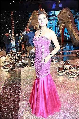 Hay một trang phục khác với tổng trị giá từ váy, nhẫn, clutch... mà theo Lý Nhã Kỳ tiết lộ, lên đến 12 tỷ đồng.