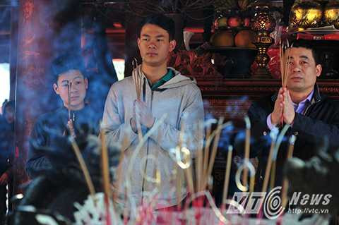 Nhiều bậc phụ huynh cùng con cái dâng hương với ước vọng con cái học giỏi, đỗ đạt