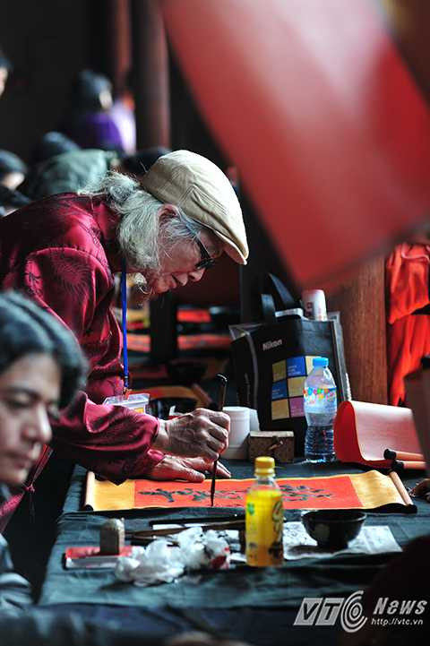 Bên cạnh đó việc xin chữ lấy may là việc không thể thiếu khi đến Văn Miếu. Mỗi chữ đều thể hiện mong muốn của người xin chữ.