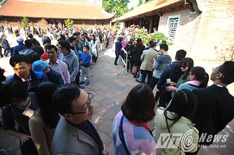 Người dân xếp hàng ngay ngắn chờ tới lượt để xin chữ.