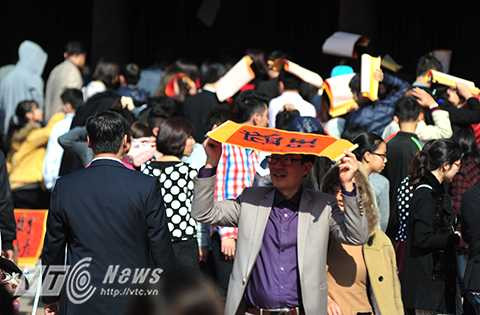 Nắng xuân ấm áp, nhiều người đội chữ lên... đầu để chữ mau khô