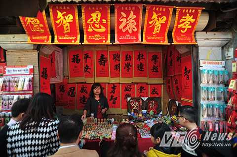 Những nội dung, câu đối thường được viết trên giấy đỏ, bởi màu đỏ vốn là màu rực rỡ nhất và theo quan niệm dân gian là biểu tượng của sự may mắn. 