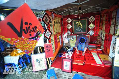 Tục xin chữ, mua chữ đầu năm là nét đẹp có từ rất lâu, mang được một chữ ưng ý về nhà là thể hiện sự coi trọng chữ nghĩa, trọng tri thức và mong muốn tài lộc, may mắn đầy nhà trong năm mới.