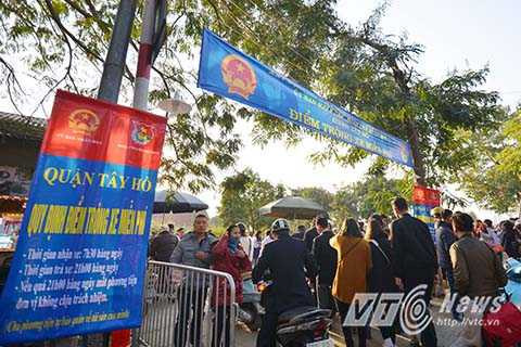 Phủ Tây Hồ (Hà Nội) mỗi dịp Tết đến, xuân về lại là nơi du khách thập phương lui tới đi lễ, khấn cầu công danh, sự nghiệp. Đây cũng là điểm nóng về công tác bảo đảm an ninh trật tự, khi hiện tượng các bến bãi trông giữ xe thừa dịp mọc lên chặt chém du khách thập phương.