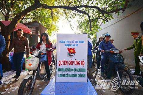 Nhằm phục vụ nhu cầu đi lễ Phủ đầu năm cảu người dân và để tránh tình trạng chặt chém du khách trong dịp đầu năm, UBND và Đoàn Thanh niên quận Tây Hồ (Hà Nội) đã tổ chức trông xe miễn phí cho du khách thập phương.