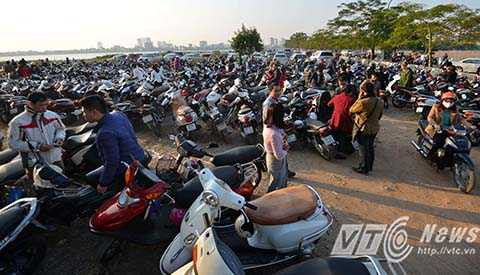 Tại khu vực bãi đất trống rộng lớn phía trước đường vào Phủ Tây Hồ, UBND và Đoàn TNCS quận Tây Hồ phối hợp trông giữ xe miễn phí cho người dân về đây đi lễ đầu năm.