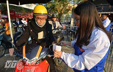 Người dân tỏ ra rất hào hứng với mô hình trông xe miễn phí này. “Mọi năm khi đi lễ ở Phủ Tây hồ, tôi thường xuyên phải trả từ 70 tới 100 nghìn cho 1 lượt trông giữ xe máy, nhưng năm nay tới Phủ lại lần đầu tiên được được các cán bộ chiến sỹ trông xe miễn phí, khiến tôi cảm thấy rất hài lòng”. Anh Hoàng Anh (Thanh Xuân, Hà Nội) chia sẻ.