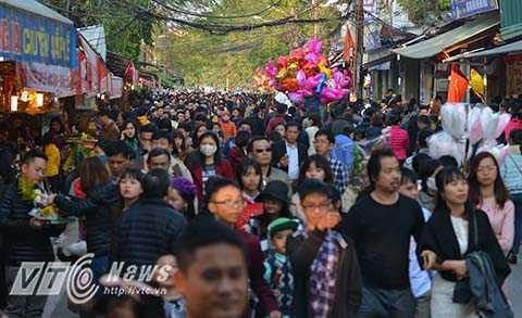 Hàng ngàn người dân tỏ ra an tâm hơn khi có các đơn vị chức năng đứng ra thực hiện công việc tại đây, không gặp phải tình trạng chặt chém hay gửi xe lộn xộn. Tuy vẫn còn nhiều bãi trông xe tự phát thu phí ở quanh khu vực Phủ nhưng đa phần người dân tới đây đều rất hào hứng.