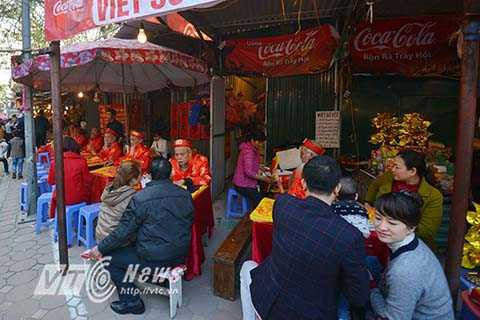 Ngày mùng 2 tết, thời tiết ấm cúng nên lượng người đổ về Phủ Tây Hồ đi lễ rất đông.