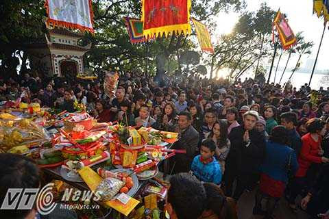 Phía bên trong Phủ chật kín người.