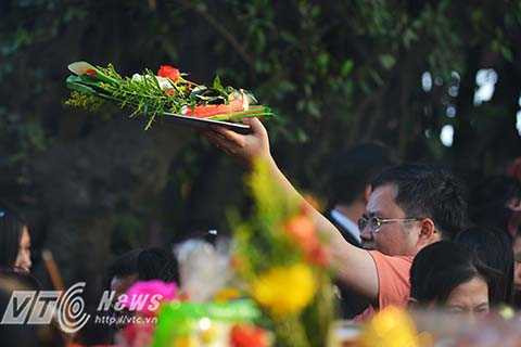 Nhiều người muốn đội lễ vào bên trong phải rất vất vả mới có thể di chuyển được.