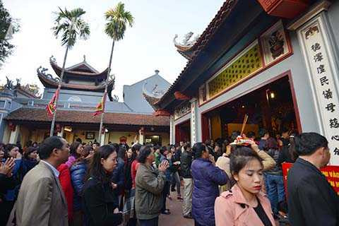 Nhiều người khác đứng ngoài vái vọng từ phía bên ngoài do không thể chen lấn được. Theo quan sát trong ngày mùng 2 tết Bính Thân, đã có hàng ngàn người đổ về Phủ Tây Hồ xin lộc đầu năm do vậy tại đây luôn trong tình trạng chen chúc, chật kín người.