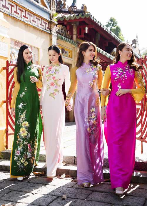 Ngọc Trinh rủ các 'đàn em' Tường Vy, Quỳnh Hương, Lê Hà đi viếng cảnh chùa.