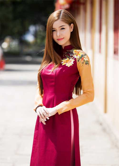 Kỳ Hân cũng diện trang phục truyền thống du xuân. Gương mặt cô xinh đẹp, thanh tú hơn sau khi sửa mũi lần thứ ba.