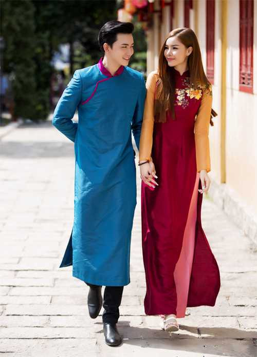 Kỳ Hân tính tứ tay trong tay với đồng nghiệp Võ Cảnh.