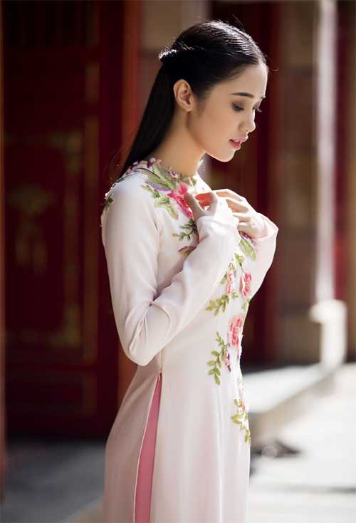 Quỳnh Hương mới gia nhập showbiz, đầu quân về chung công ty với Ngọc Trinh.